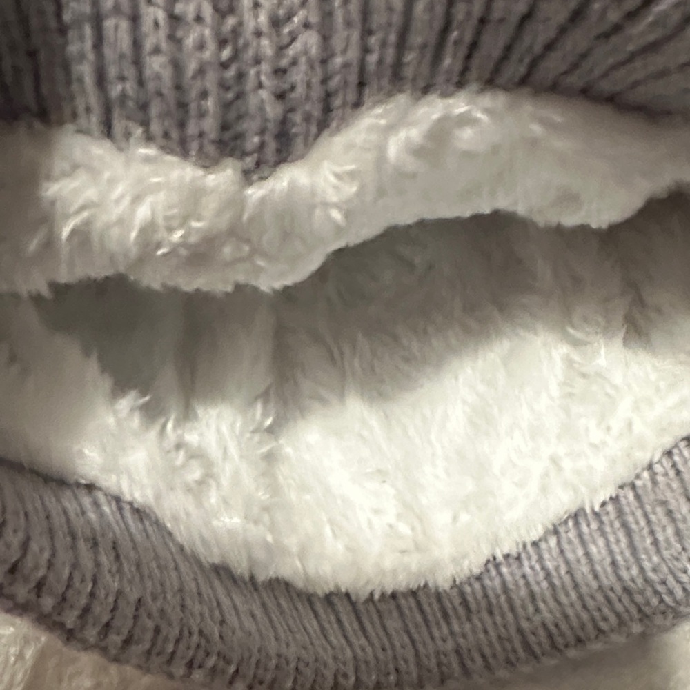HEAT MAX Gray Knit Beanie with Pom Pom OS, NWT - Picture 3 of 3